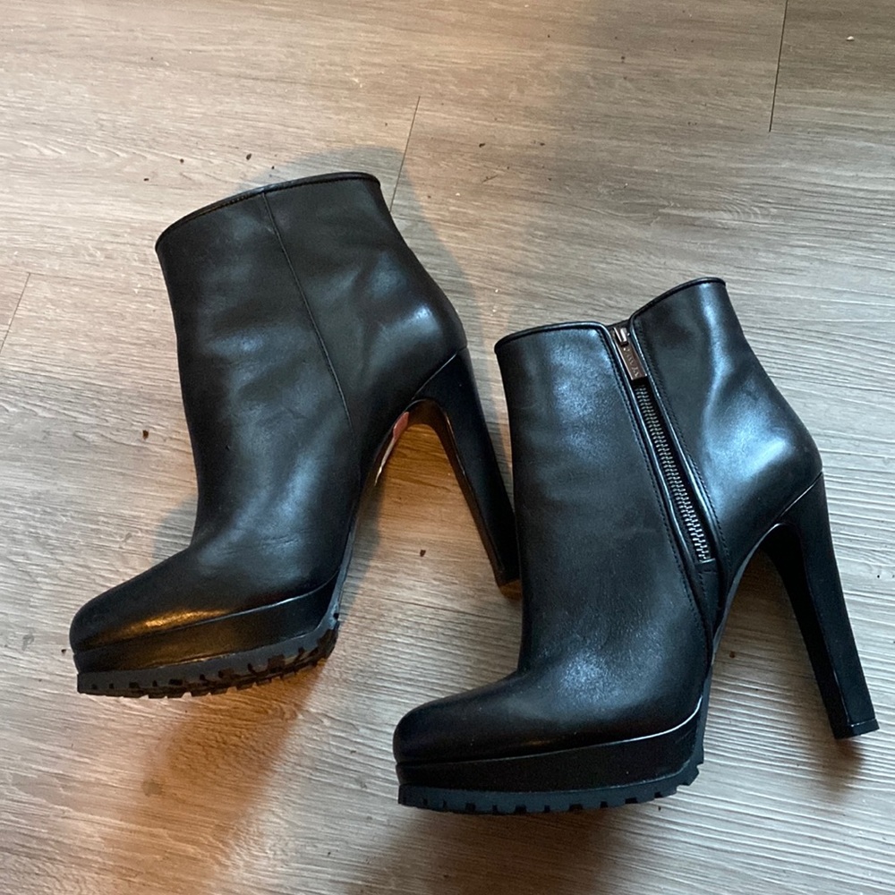Gianni Bini Leather Platform Boots (Size 8.5M)